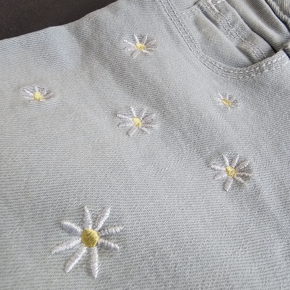 NWT Old Navy Light Blue Denim Shorts with Floral Embroidery 5T - Picture 2 of 6